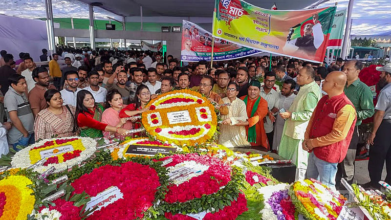 ঐতিহাসিক ৭ মার্চ উপলক্ষে বৃহস্পতিবার সকালে ধানমণ্ডি ৩২ নম্বরে বঙ্গবন্ধু শেখ মুজিবুর রহমানের প্রতিকৃতিতে শ্রদ্ধা জানায় বিভিন্ন সংগঠন।