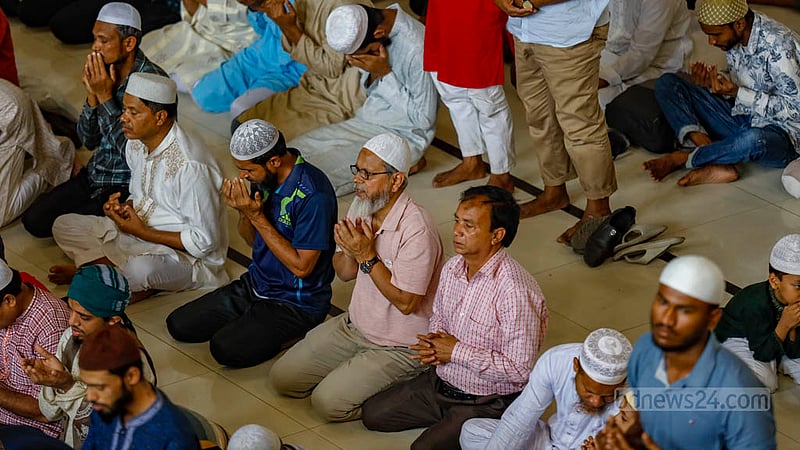 রোজার প্রথম শুক্রবার বায়তুল মোকাররম জাতীয় মসজিদে জুমার নামাজ শেষে দেশ ও জাতির সমৃদ্ধি কামনায় মোনাজাত করা হয়।