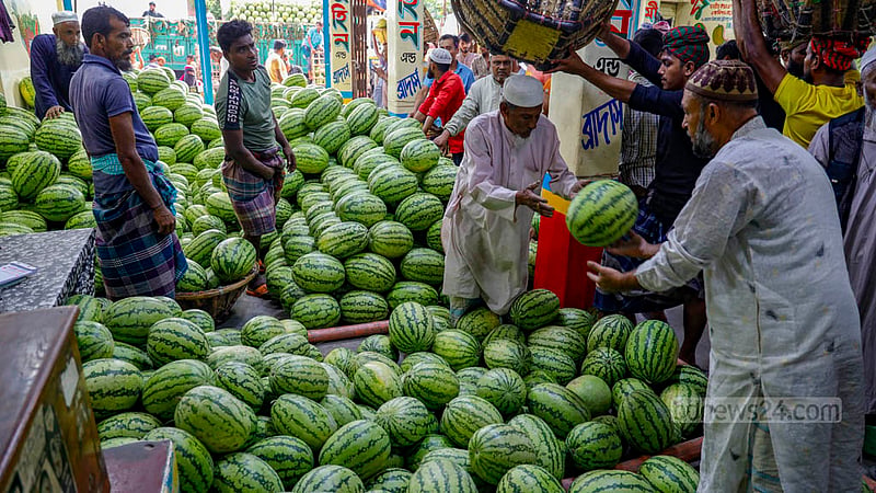 ওয়াইজঘাটের আড়তে পাইকারি মূল্যে প্রতিটি তরমুজ বিক্রি হচ্ছে ১০০ থেকে ৩৫০ টাকায়। খুচরা বাজারে এসব তরমুজ বিক্রি করা হচ্ছে ১৫০-৫০০ টাকায়।