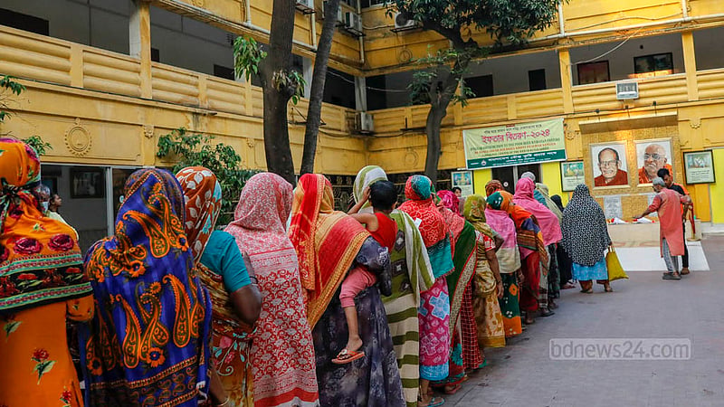 বাসাবোর ধর্মরাজিক বৌদ্ধ বিহারে শুক্রবার ইফতারির অপেক্ষায় নারীদের দীর্ঘ লাইন।