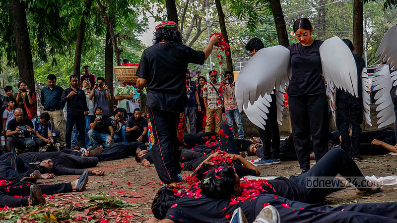 একাত্তরের ২৫ মার্চের সেই ভয়াল রাতের নৃশংসতা সোমবার ঢাকা বিশ্ববিদ্যালয়ের টিএসসিতে তুলে ধরা হয় পথনাটকে।