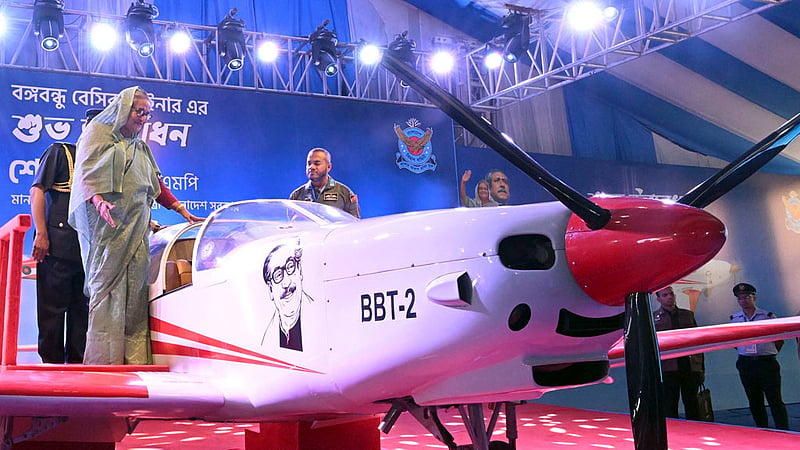 জাতীয় প্যারেড স্কয়ারে বাংলাদেশ বিমান বাহিনীর তৈরি প্রথম প্রশিক্ষণ বিমান বঙ্গবন্ধু বেসিক ট্রেইনার (বিবিটি) পরিদর্শন করেন প্রধানমন্ত্রী শেখ হাসিনা।