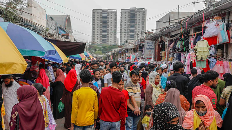 ঢাকার নিউ মার্কেট এলাকায় শুক্রবার ঈদের কেনাকাটায় ক্রেতাদের ভিড়।