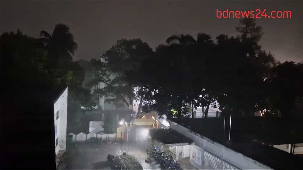 মধ্যরাতে শিলাবৃষ্টি, বাতাসের গতি ছিল ঘণ্টায় ৯২ কিলোমিটার