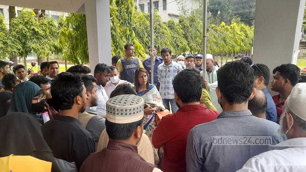শিক্ষক নিবন্ধন: কুমিল্লায় ভুল প্রশ্নে পরীক্ষা নেওয়ার অভিযোগ, বিক্ষোভ