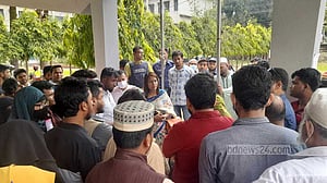 শিক্ষক নিবন্ধন: কুমিল্লায় ভুল প্রশ্নে পরীক্ষা নেওয়ার অভিযোগ, বিক্ষোভ