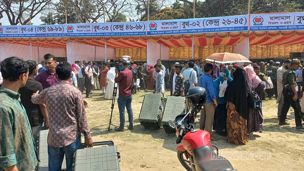 ময়মনসিংহ সিটি ভোট: ইভিএমসহ সরঞ্জাম যাচ্ছে কেন্দ্রে কেন্দ্রে
