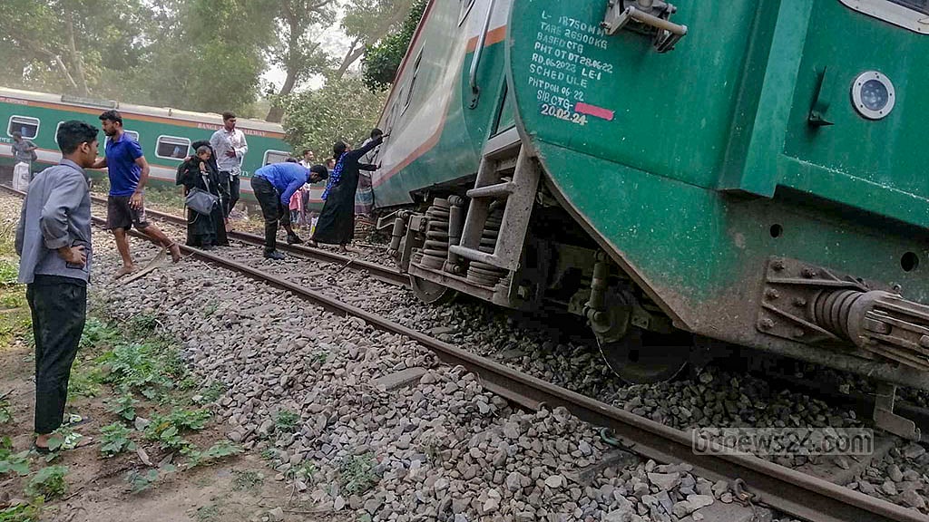বিজয় এক্সপ্রেস কুমিল্লায় লাইনচ্যুত, আহত ৩০