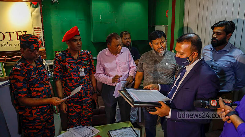 ঢাকার গুলশান-২ নম্বরের ৪৬ নম্বর সড়কের এই ভবনের দ্বিতীয় তলায় দ্য এইচ হোটেলের কাগজপত্র বুধবার যাচাই করেন ঢাকা উত্তর সিটি করপোরেশনের নির্বাহী ম্যাজিস্ট্রেট জুলকার নায়ন।