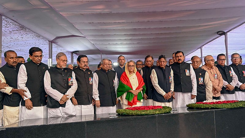 ঐতিহাসিক ৭ মার্চ উপলক্ষে বৃহস্পতিবার সকালে ধানমণ্ডি ৩২ নম্বরে আওয়ামী লীগ নেতাদের সঙ্গে নিয়ে জাতির পিতা বঙ্গবন্ধু শেখ মুজিবুর রহমানের প্রতিকৃতিতে শ্রদ্ধা জানান দলের সভাপতি প্রধানমন্ত্রী শেখ হাসিনা। 