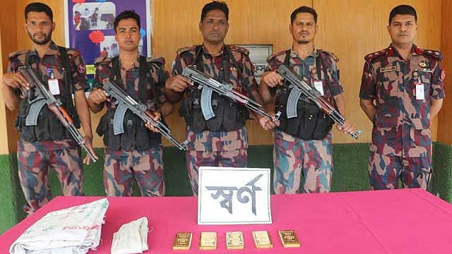 সোয়া ৪ কোটি টাকার সোনা ফেলে ভারতে পালাল ‘পাচারকারী’