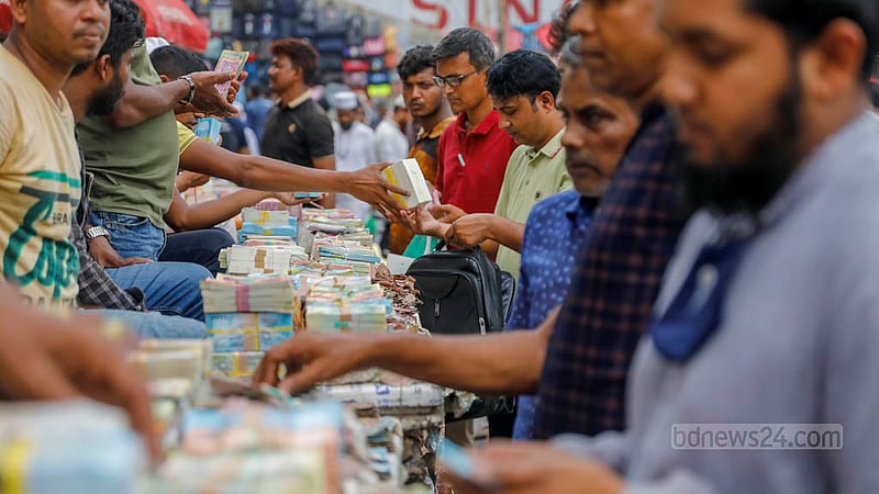 ঈদ এলেই চাহিদা বেড়ে যায় নতুন নোটের। দুই টাকার থেকে শুরু করে ২০০ টাকার নোটের বান্ডেল মিলবে গুলিস্তানের নতুন টাকার এ বাজারে।