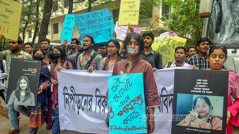 আইন বিভাগের শিক্ষার্থী ফাইরুজ সাদাফ অবন্তিকার আত্মহননের ঘটনায় দোষীদের বিচার দাবিতে সোমবার ‘নিপীড়নের বিরুদ্ধে জগন্নাথ বিশ্ববিদ্যালয়’ ব্যানারে বিক্ষোভ।