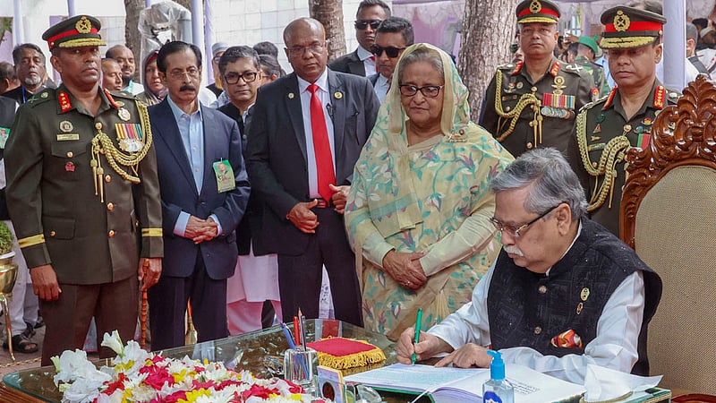 জাতির পিতা বঙ্গবন্ধু শেখ মুজিবুর রহমানের ১০৪তম জন্মবার্ষিকী উপলক্ষে রোববার গোপালগঞ্জের টুঙ্গিপাড়ায় তার সমাধিতে শ্রদ্ধা নিবেদন শেষে পরিদর্শন বইয়ে সই করেন রাষ্ট্রপতি মো. সাহাবুদ্দিন।