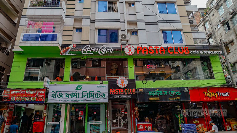 ঢাকার বনশ্রীর এ আবাসিক ভবনের নিচতলায় এক অংশ ছেয়ে আছে নানা দোকানে, ভবনের দ্বিতীয় তলায় রেস্তোরাঁ এবং তৃতীয় তলা থেকে বসবাসের জন্য ফ্ল্যাট।