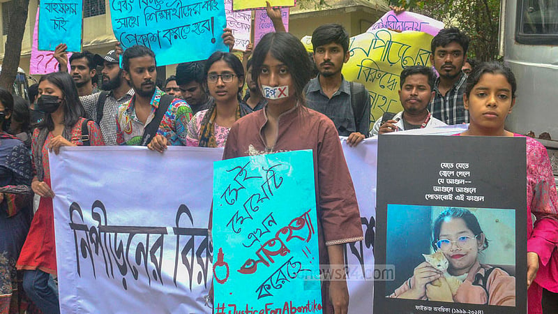 আইন বিভাগের শিক্ষার্থী ফাইরুজ সাদাফ অবন্তিকার আত্মহননের ঘটনায় দোষীদের বিচার দাবিতে সোমবার ‘নিপীড়নের বিরুদ্ধে জগন্নাথ বিশ্ববিদ্যালয়’ ব্যানারে বিক্ষোভ।