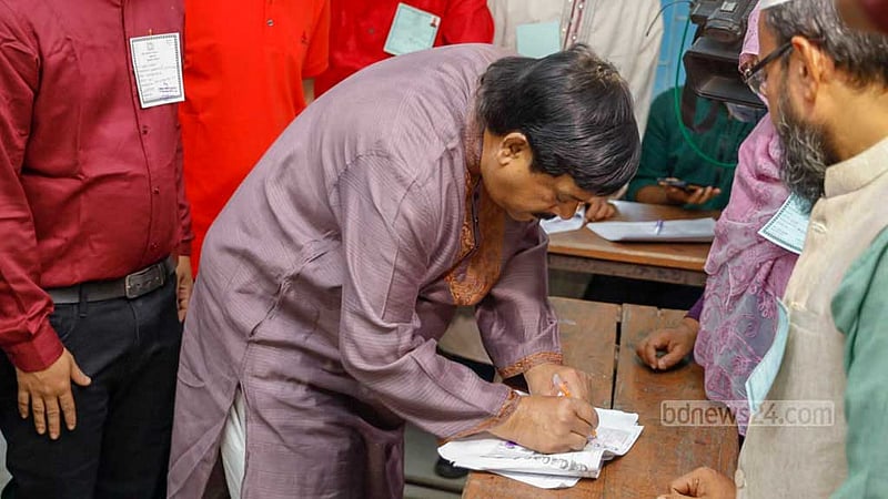 কুমিল্লা সিটি করপোরেশনে মেয়র পদের উপ নির্বাচনে হোচ্ছামিয়া উচ্চ বিদ্যালয় কেন্দ্রে শনিবার সকালে ভোট দেন টেবিল ঘড়ি প্রতীকের প্রার্থী মনিরুল হক সাক্কু।