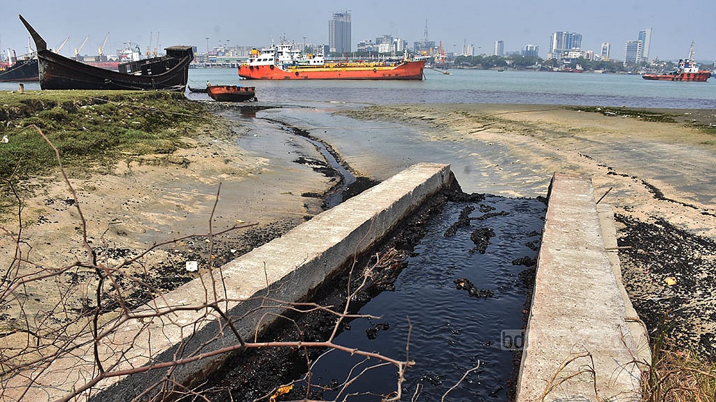 এস আলমের পোড়া চিনির ‘লাভা’ যাচ্ছে কর্ণফুলীতে