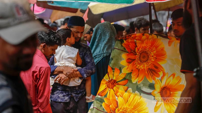 ঢাকার গাউছিয়া মার্কেটের বাইরের ফুটপাতে জমে উঠেছে ঈদের কেনাকাটা, মঙ্গলবার বিকেলের চিত্র।