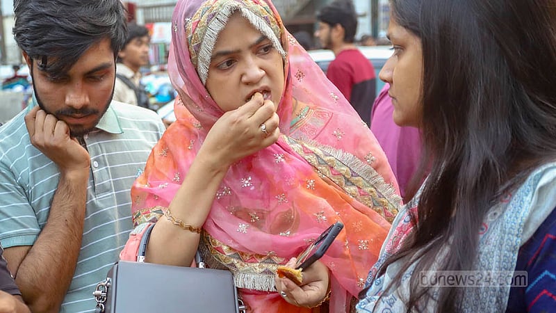 রোজায় খেজুর ছাড়া যেন পূর্ণতা পায় না ইফতার। তাই অনেকেই কারওয়ান বাজারে রোববার খেজুরের স্বাদ নিয়ে পছন্দ হলে কিনছেন।