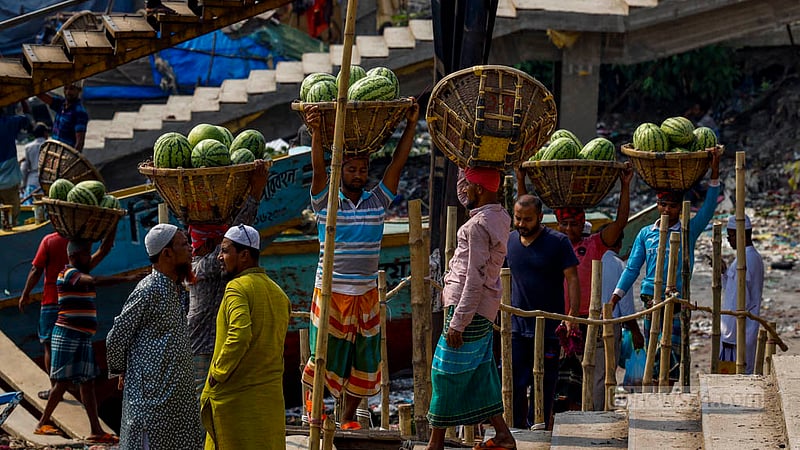 ঢাকার ওয়াইজঘাটের পাইকারি বাজারে গত কয়েক দিন ধরে যে দরে তরমুজ বিক্রি হচ্ছিল তা এখন অর্ধেকে নেমেছে। ইতোমধ্যে খুচরা বাজারেও তার প্রভাব পড়তে শুরু করেছে।