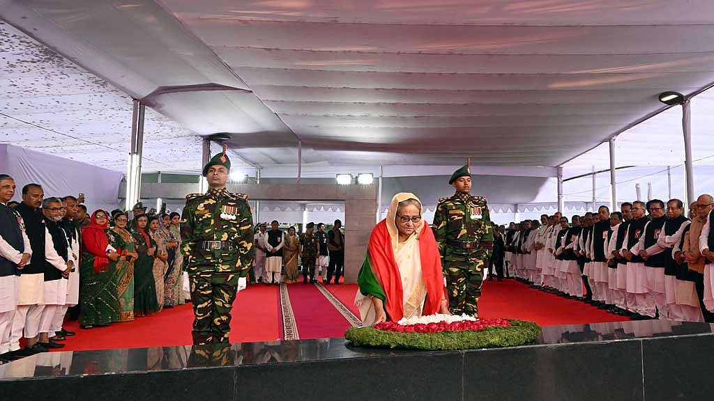 ৭ মার্চ: বঙ্গবন্ধুর প্রতিকৃতিতে প্রধানমন্ত্রীর শ্রদ্ধা