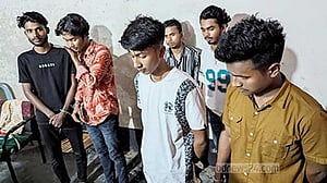‘উচ্চ শব্দে’ গান বাজিয়ে কারাগারে