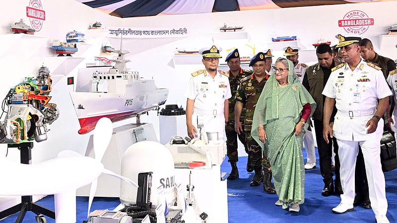 জাতীয় প্যারেড স্কয়ারে সোমবার সম্মিলিত সমরাস্ত্র প্রদর্শনীর উদ্বোধন শেষে নৌবাহিনীর একটি স্টল পরিদর্শন করেন প্রধানমন্ত্রী শেখ হাসিনা। এ সময়ে তার সঙ্গে ছিলেন নৌবাহিনী প্রধান অ্যাডমিরাল এম নাজমুল হাসান।