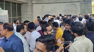 বিএসএমএমইউতে তুলকালাম, বিদায়ী ভিসির সমর্থকদের ‘মারধর’