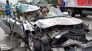 টাঙ্গাইলে কভার্ড ভ্যানের পেছনে প্রাইভেট কারের ধাক্কায় নিহত ২