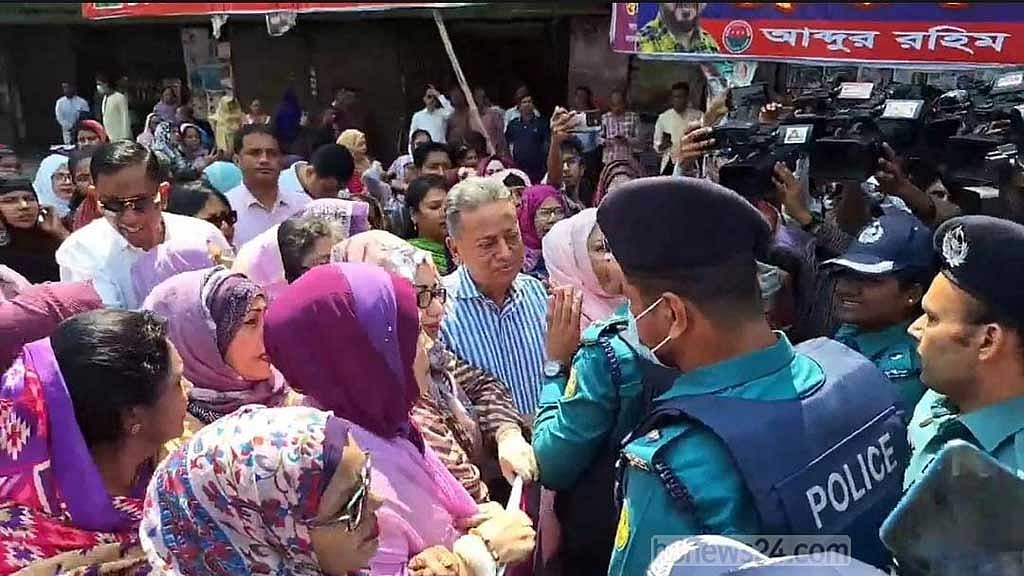 পুলিশের বাধায় শোভাযাত্রা করতে পারেনি মহিলা দল
