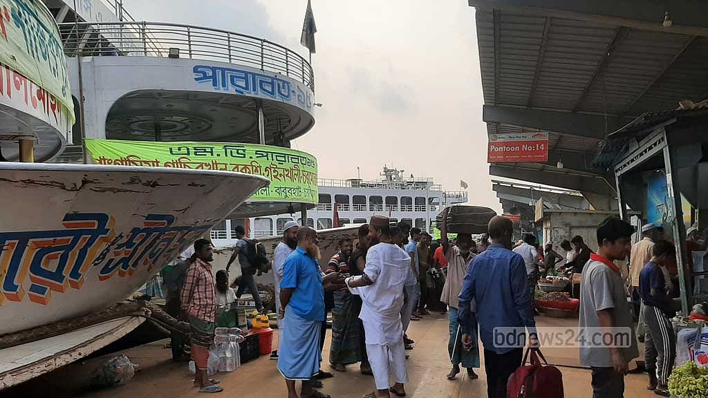 সদরঘাটে আগাম টিকেট বিক্রি শুরুর আগেই ভিড়ভাট্টা