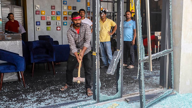 অনুমোদন না থাকায় ধানমন্ডির সাতমসজিদ সড়কের গাউসিয়া টুইন পিক ভবনের রুফটপ রেস্তোরাঁ সোমবার ভেঙে দেয় রাজউক।