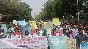 কর্মবিরতিতে পোস্ট গ্র্যাজুয়েট ও ইন্টার্ন চিকিৎসকরা
