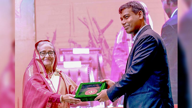 স্বাধীনতা ও মুক্তিযুদ্ধে অবদানের জন্য মরণোত্তর স্বাধীনতা পুরস্কারপ্রাপ্ত বীর মুক্তিযোদ্ধা ফ্লাইট সার্জেন্ট মো. ফজলুল হকের পক্ষে তার ছেলে এম এম পলাশ প্রধানমন্ত্রী শেখ হাসিনার হাত থেকে পুরস্কার নেন।&amp;nbsp;