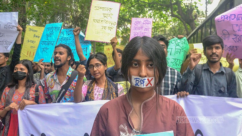 আইন বিভাগের শিক্ষার্থী ফাইরুজ সাদাফ অবন্তিকার আত্মহননের ঘটনায় দোষীদের বিচার দাবিতে সোমবার ‘নিপীড়নের বিরুদ্ধে জগন্নাথ বিশ্ববিদ্যালয়’ ব্যানারে বিক্ষোভ।