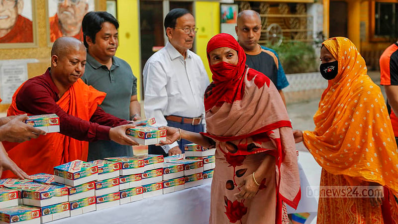 বাসাবোর ধর্মরাজিক বৌদ্ধ বিহারে শুক্রবার ইফতারি নিতে আসাদের মধ্যে বেশির ভাগই নারী।