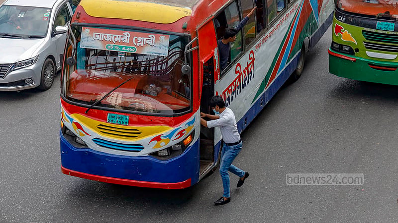 রাস্তার মাঝখানে যাত্রী তুলছেন এই বাসের চালক। সামান্য অসতর্কতায় ঘটে যেতে পারে মারাত্মক দুর্ঘটনা। কিন্তু দিনের পর দিন এভাবেই চলছে।