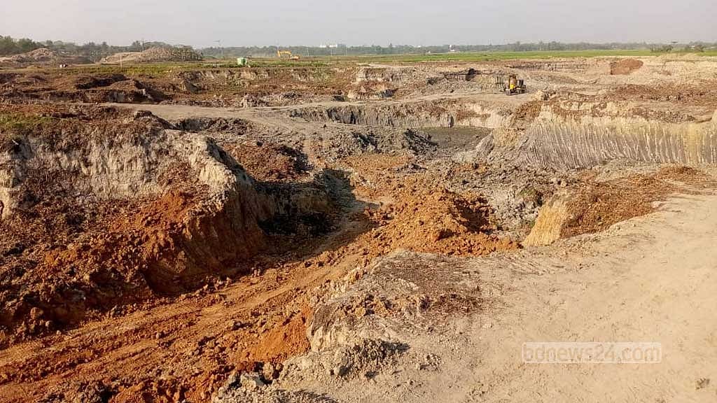 কৃষিজমির মাটি জোর করে ইটভাটায় বিক্রি, ‘নেতৃত্বে’ ছাত্রলীগ নেতা