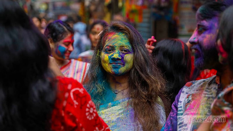 পুরান ঢাকার শাঁখারীবাজারে আবিরের বাহারি রঙে রঙিন এক তরুণী।