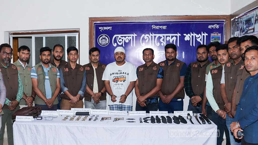 সিরাজগঞ্জে শিক্ষকের ব্যাগ থেকে আরেকটি পিস্তল-গুলি-ছুরি জব্দ, ২ মামলা 