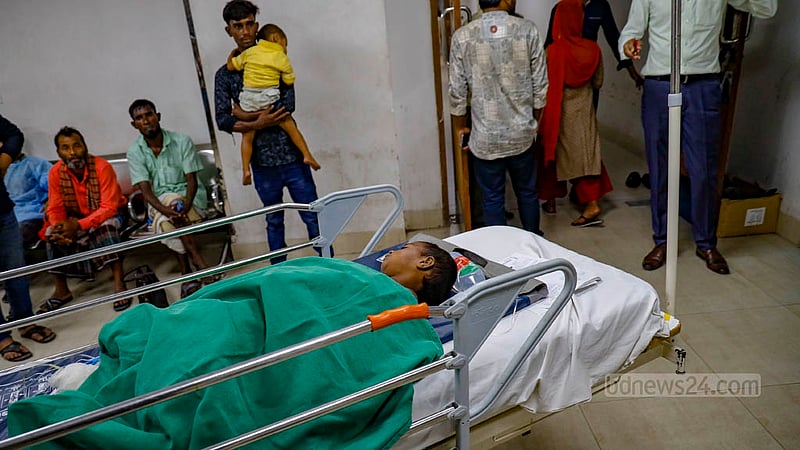 শেখ হাসিনা জাতীয় বার্ন ও প্লাস্টিক সার্জারি ইনস্টিটিউটের পঞ্চম তলার ড্রেসিং শেষে পোস্ট অপারেটিভ কেয়ার রুমে নেওয়া হচ্ছে ৩ বছরের নিলয়কে।