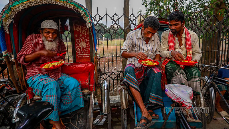 হাই কোর্ট মাজারের বাইরে বুধবার ইফতার করছেন রিকশা চালকরা।