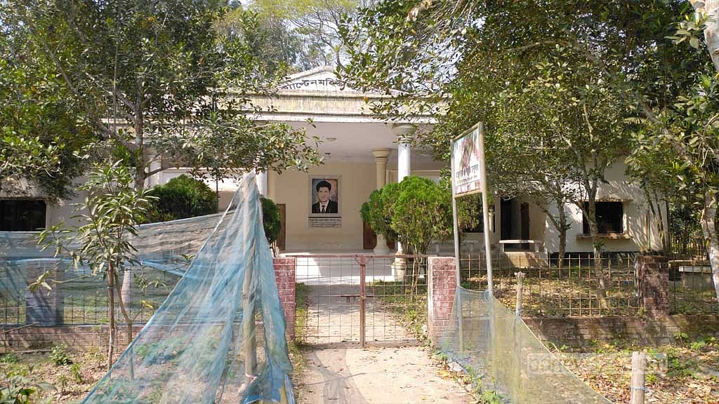 জরাজীর্ণ গ্রন্থাগার-জাদুঘর, বীরশ্রেষ্ঠকে ‘স্মরণ’ কেবল মৃত্যুদিনে