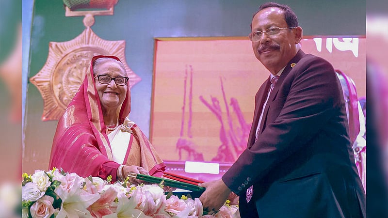 রাজধানীর ওসমানী স্মৃতি মিলনায়তনে সোমবার প্রধানমন্ত্রী শেখ হাসিনার হাত থেকে চিকিৎসাবিদ্যায় অবদানের জন্য স্বাধীনতা পুরস্কার গ্রহণ করেন ডা. হরিশংকর দাশ।