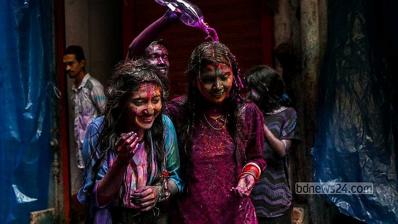 নেচে গেয়ে, রং মাখিয়ে মঙ্গলবার দোল উৎসবে মেতেছে ঢাকার শাঁখারীবাজার।