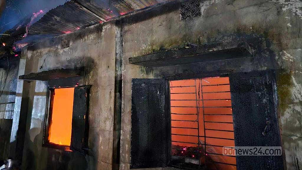 গাজীপুরে পুড়ল কৃষকের বসতবাড়ি, দগ্ধ ৯টি গরু