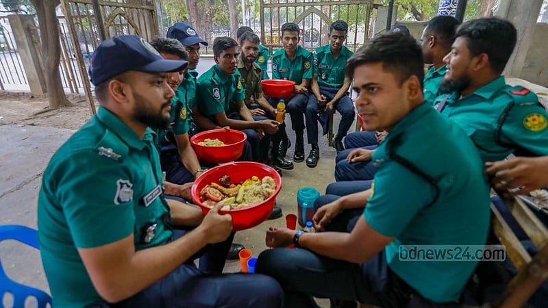 হাই কোর্ট মাজারের বাইরে বুধবার ইফতার করছেন পুলিশ সদস্যরা।