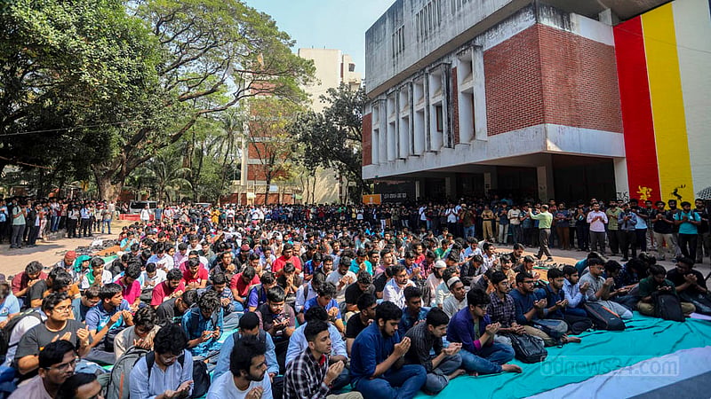 রাজধানীর বেইলি রোডে আগুনে প্রাণ হারানো বুয়েটের দুই শিক্ষার্থীসহ নিহতদের স্মরণে বুয়েট ক্যাফেটোরিয়ার সামনে শনিবার দুপুরে শিক্ষক-শিক্ষার্থীর অংশগ্রহণে দোয়া-মাহফিল অনুষ্ঠিত হয়।
