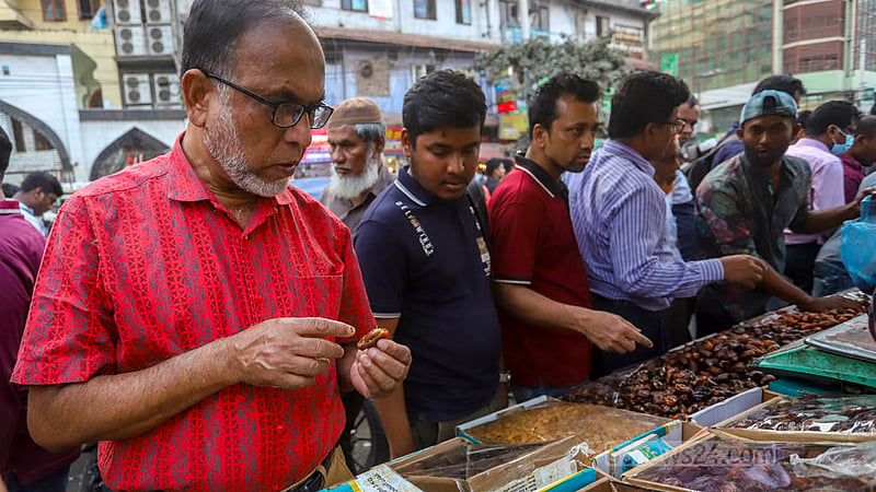 রোজায় খেজুর ছাড়া যেন পূর্ণতা পায় না ইফতার। তাই অনেকেই কারওয়ান বাজারে রোববার খেজুরের স্বাদ নিয়ে পছন্দ হলে কিনছেন।